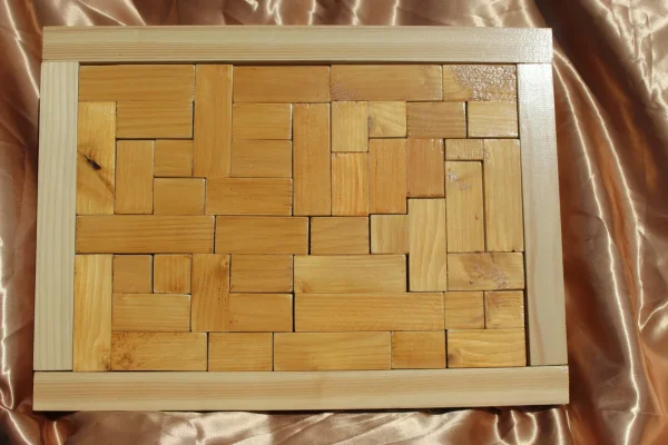 Casse-tête L'Ambré : pièces en bois teinté ambre dans un cadre rectangulaire en bois clair