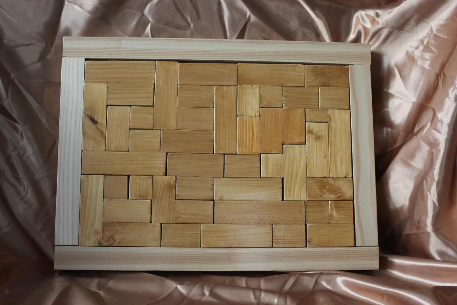 Casse-tête L'Ambré : pièces en bois teinté ambre dans un cadre rectangulaire en bois clair — vue 2