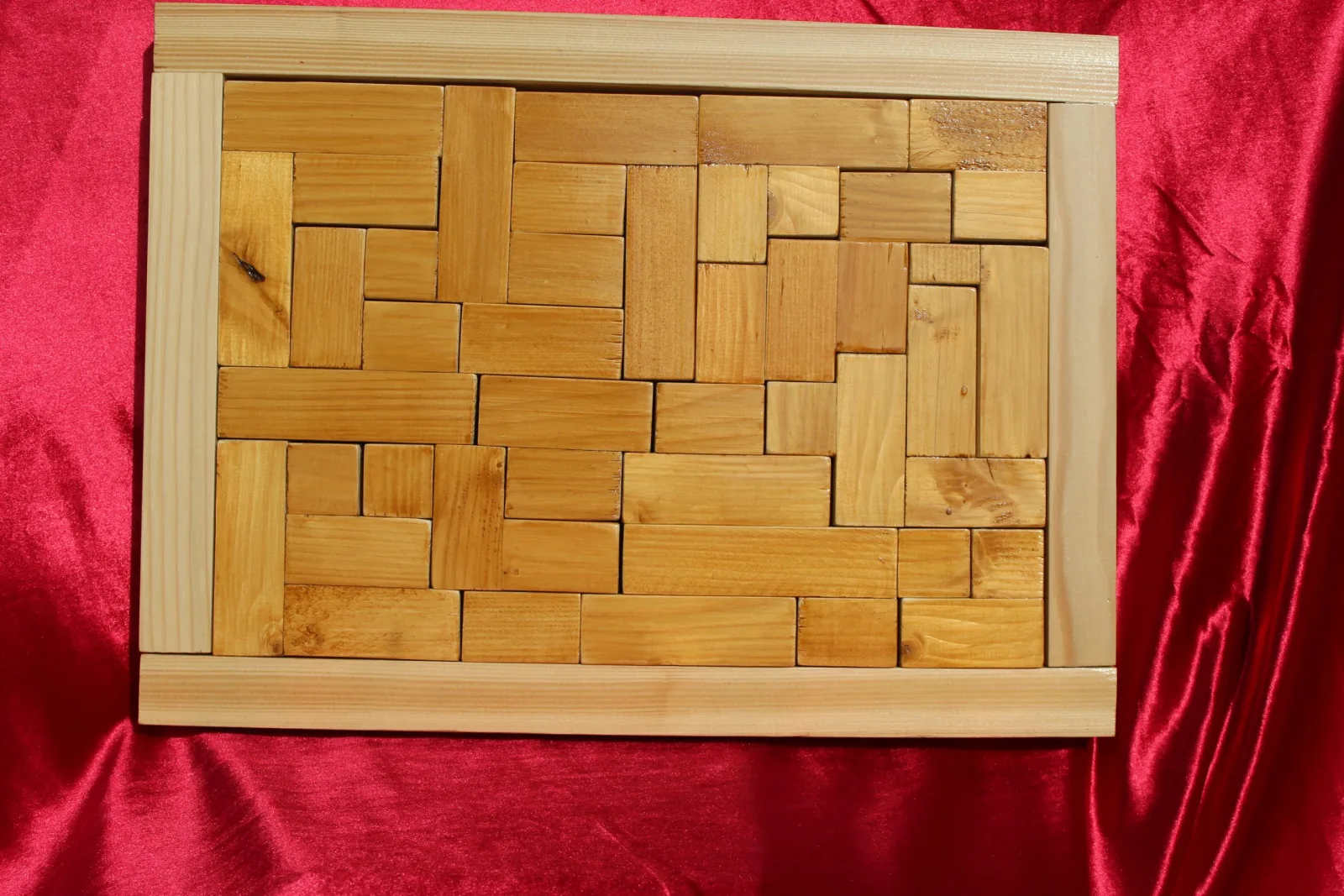 Casse-tête L'Ambré : pièces en bois teinté ambre dans un cadre rectangulaire en bois clair — vue 3