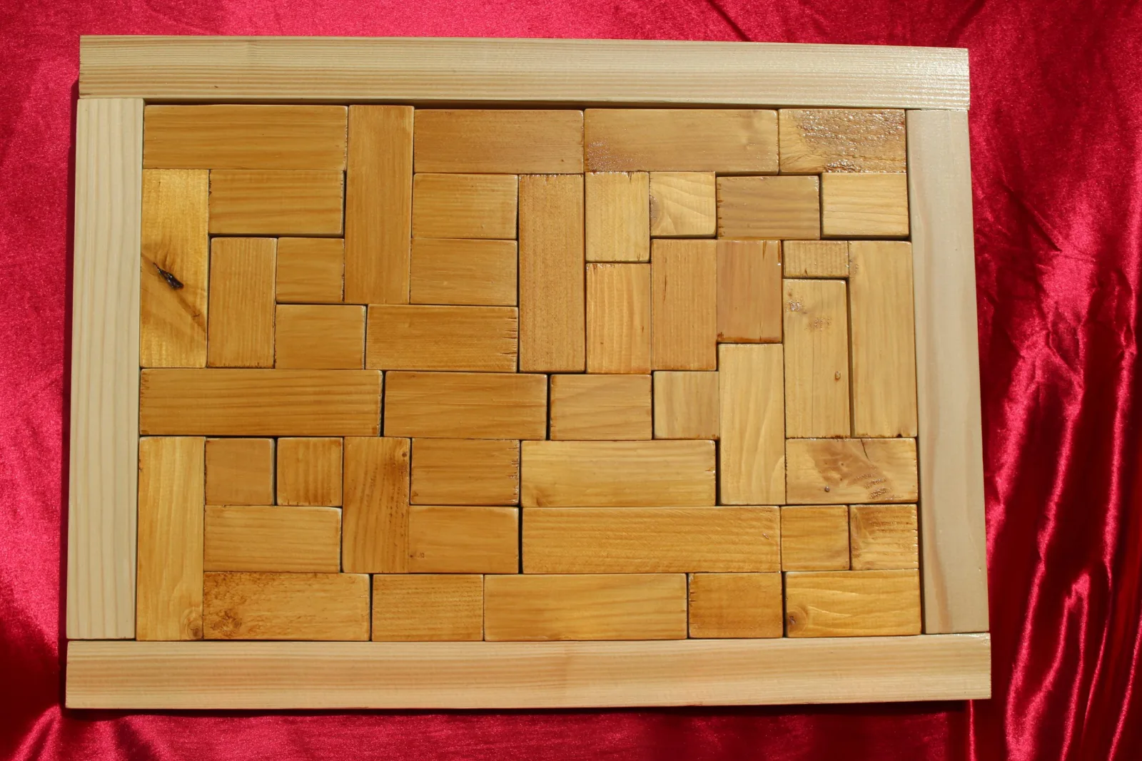 Casse-tête L'Ambré : pièces en bois teinté ambre dans un cadre rectangulaire en bois clair — vue 4