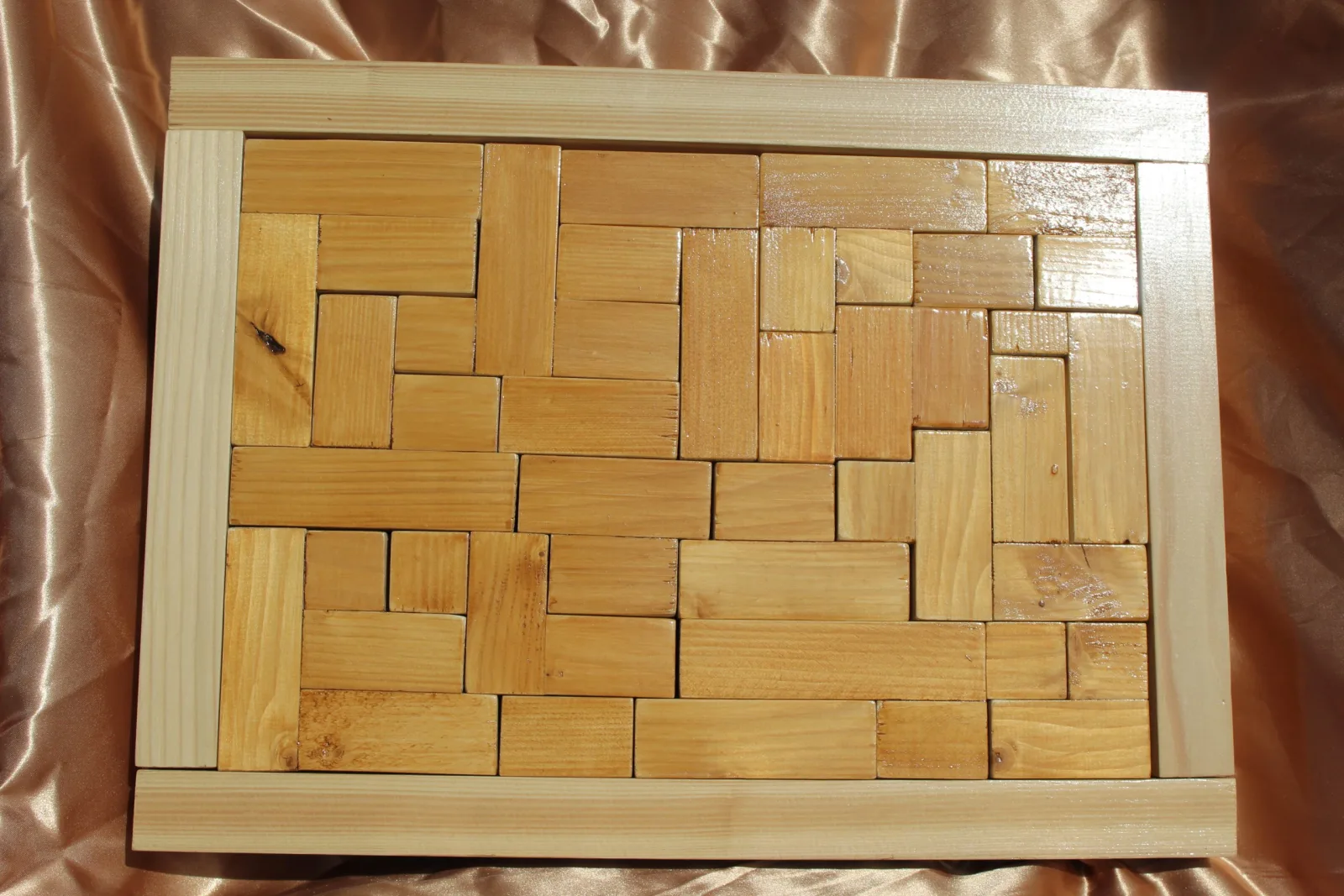 Casse-tête L'Ambré : pièces en bois teinté ambre dans un cadre rectangulaire en bois clair — vue 5