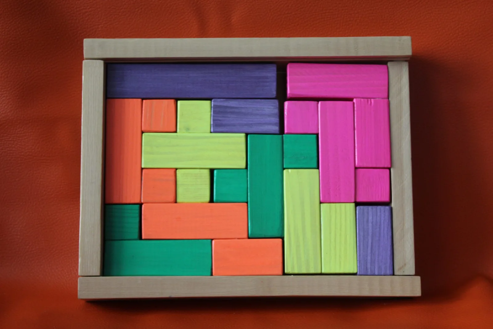 Casse-tête Onde pop : pièces peintes en couleurs fluo dans un cadre rectangulaire en bois clair — vue 12