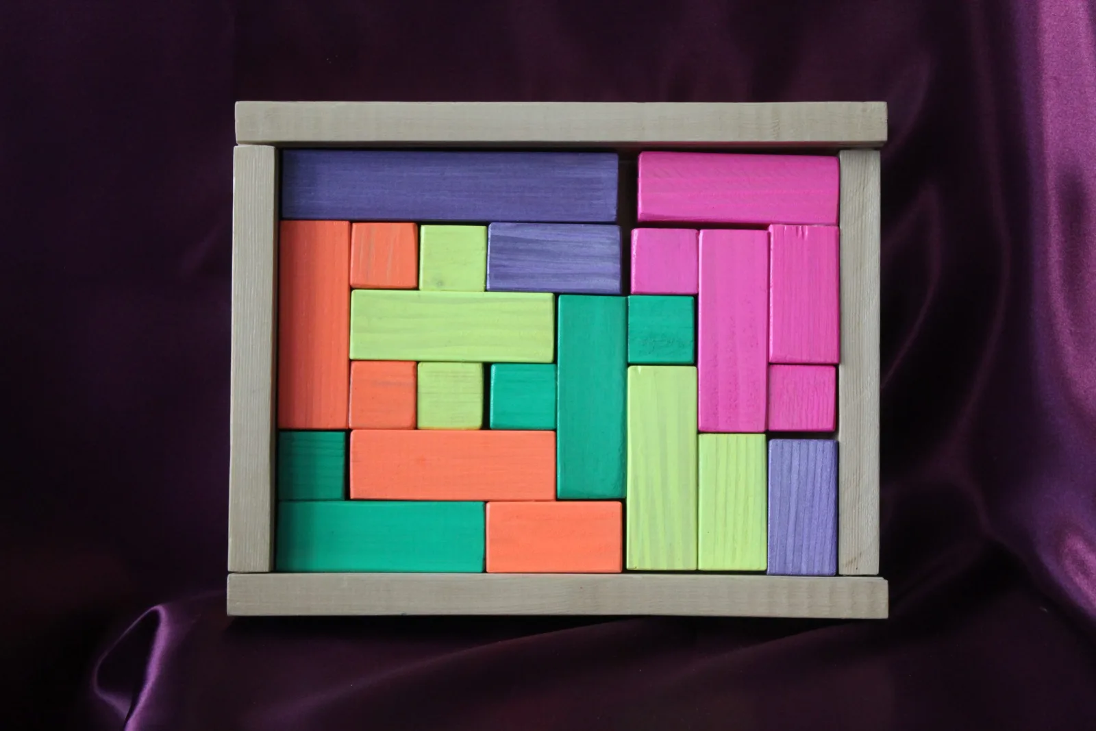 Casse-tête Onde pop : pièces peintes en couleurs fluo dans un cadre rectangulaire en bois clair — vue 15