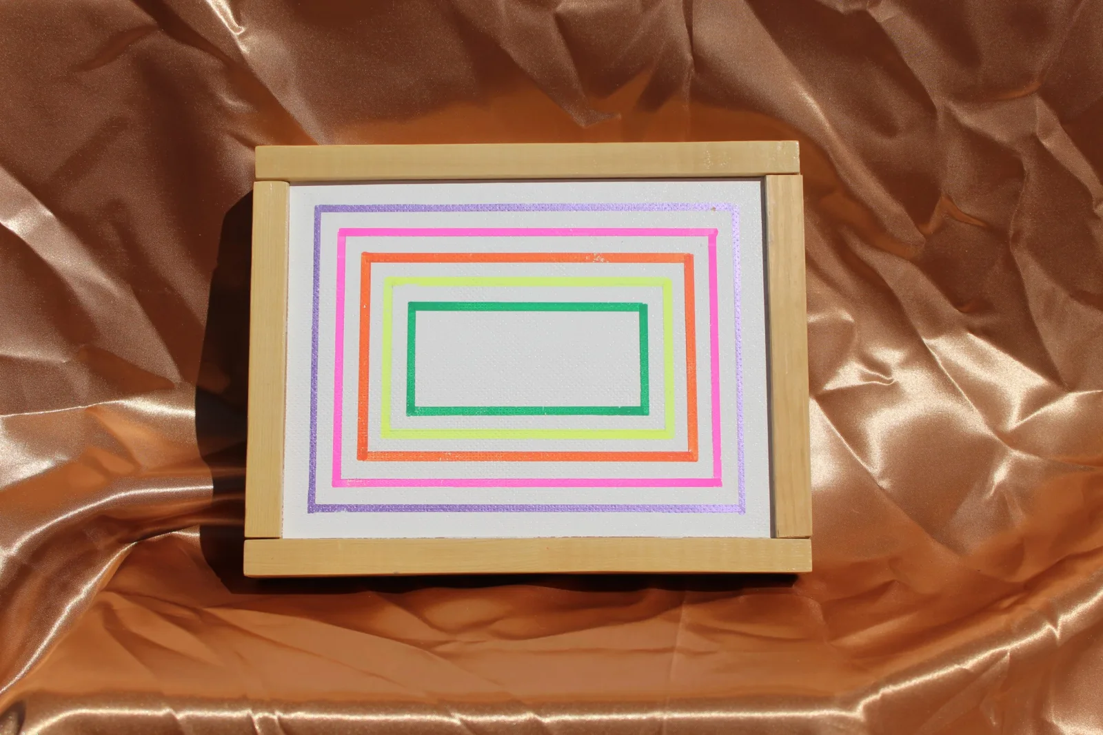 Casse-tête Onde pop : pièces peintes en couleurs fluo dans un cadre rectangulaire en bois clair — vue 4