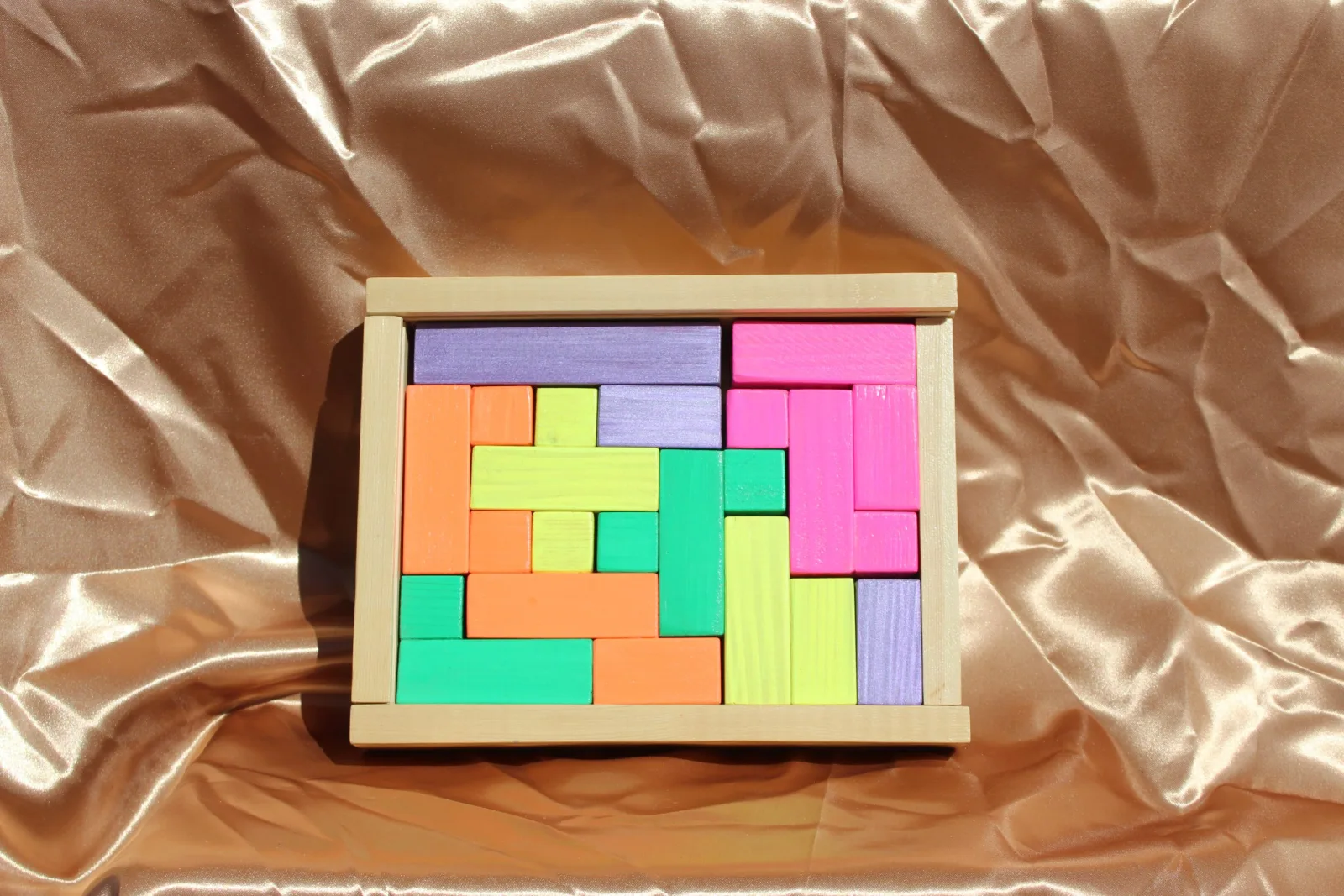 Casse-tête Onde pop : pièces peintes en couleurs fluo dans un cadre rectangulaire en bois clair — vue 5