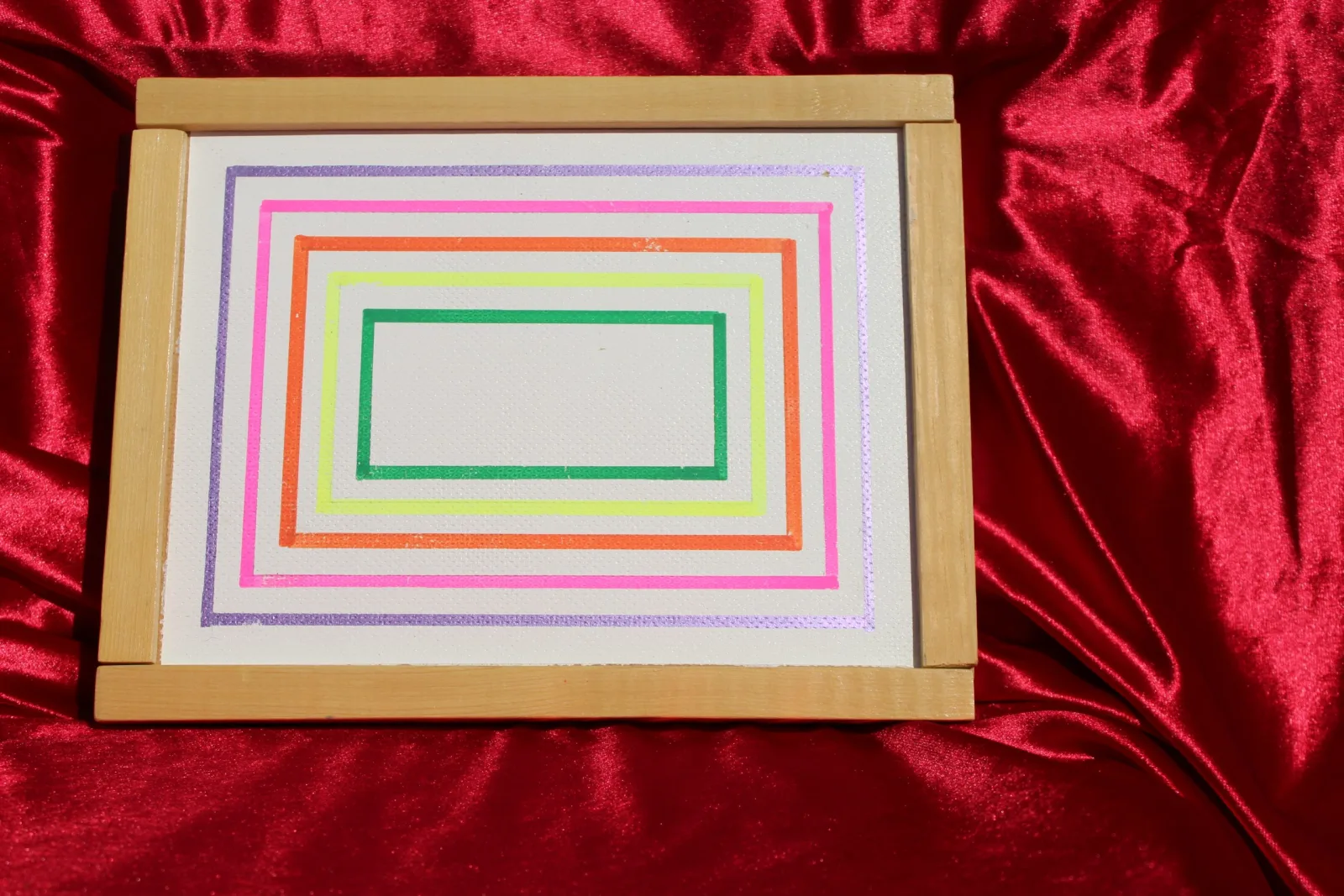 Casse-tête Onde pop : pièces peintes en couleurs fluo dans un cadre rectangulaire en bois clair — vue 6