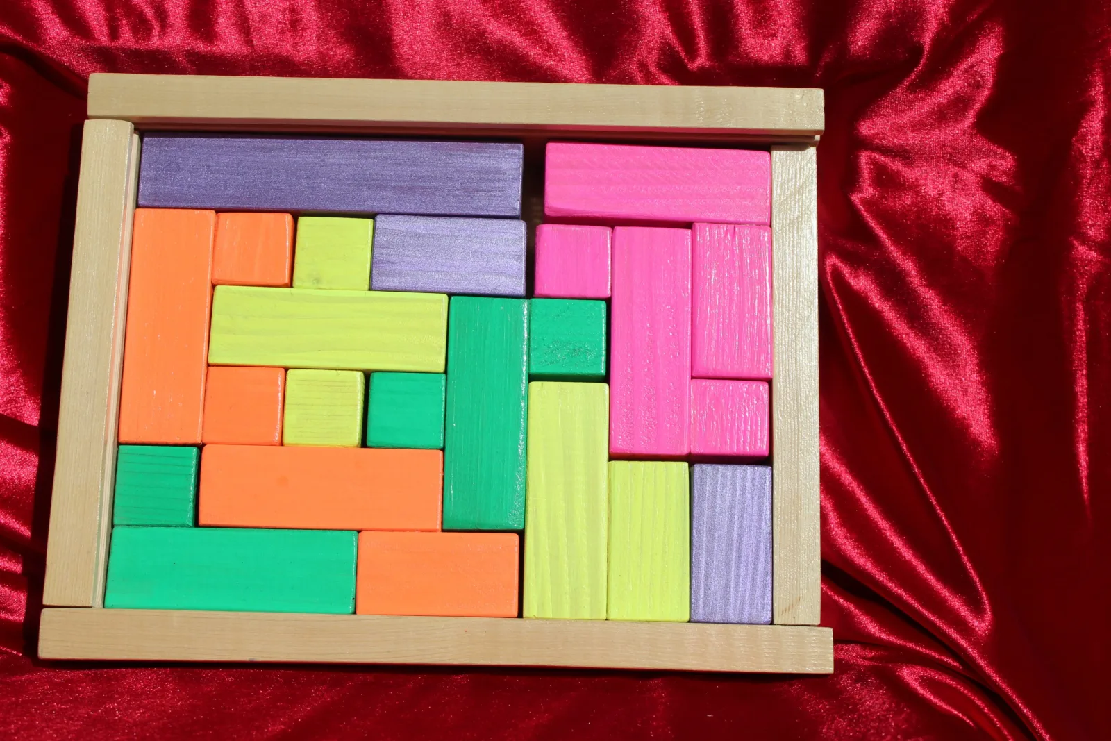Casse-tête Onde pop : pièces peintes en couleurs fluo dans un cadre rectangulaire en bois clair — vue 8