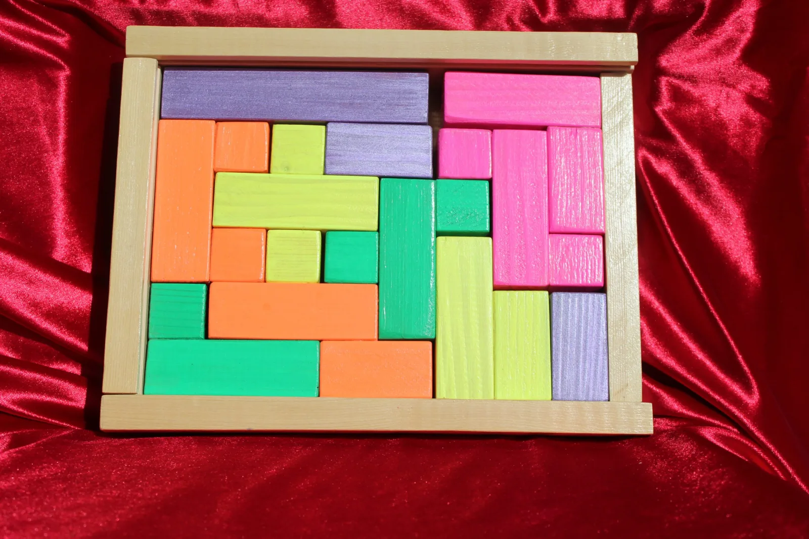 Casse-tête Onde pop : pièces peintes en couleurs fluo dans un cadre rectangulaire en bois clair — vue 9